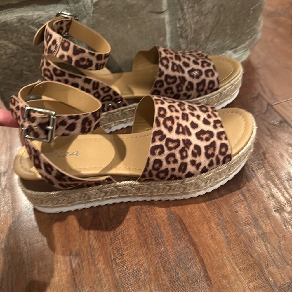 Women’s Leopard Print Strappy Sandal size 9